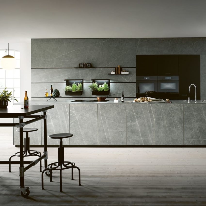 Cuisine design et moderne avec table et chaises hautes