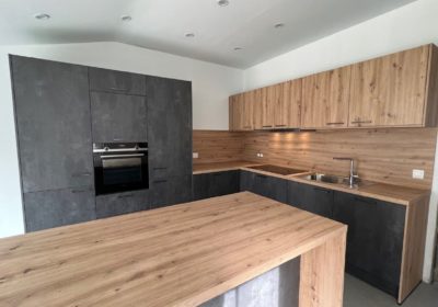 Une cuisine noire et bois à Engis